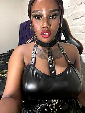 Horny, filthy, and unashamed… watch your dirty queen lose herself on that dildo😋🍑 - vídeo de QUEEN_NOBUHLE_777 modelo de câmara