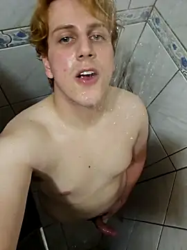 batendo uma e tomando banho - video by vinialnc cam model