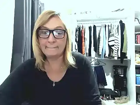 [3 Jun 11:27] finger pussy on chair - 視頻由 Mommynaughty69 主播提供