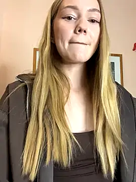 Walking around a cafe naked🍌 - ক্যাম মডেল MilaMoone-এর ভিডিও