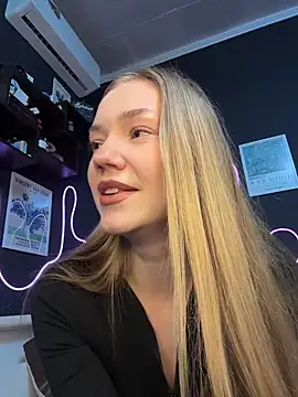 enter my open pussy 🍓 - video MilaMoone kameramallilta