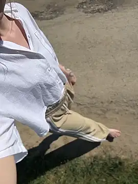 walking down the street 🦶 - video od modelky/modela MilaMoone