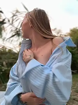 NAKED TITS in public🔥 – video af MilaMoone cam-model