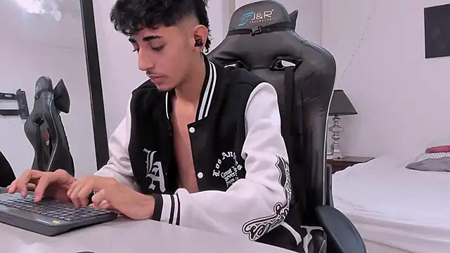 great cum show on the desk sitting here - j_martony 캠 모델의 동영상