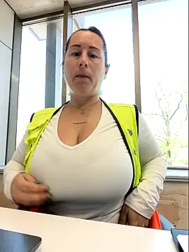 jugando con tetas en una reunión de trabajo