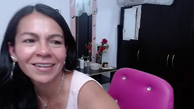 my fingers give me pleasure - video oleh model kamera camilavargas_