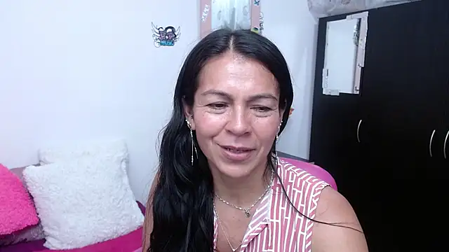 a sexy red - video oleh model kamera camilavargas_