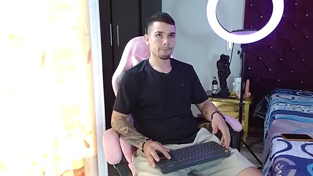 Playing with my dildo - video by BooyHott_ cam model