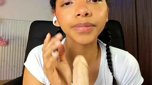 Daddy's girl does deep throat 🥒🥵 - video by natalia_blue cam model