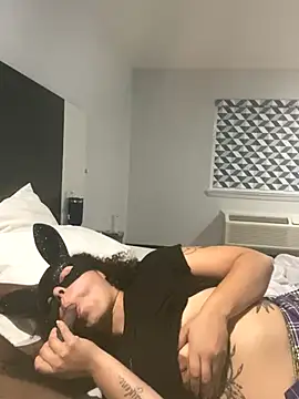 [19 Oct 00:40] Public Show - video by Sunni101 cam model