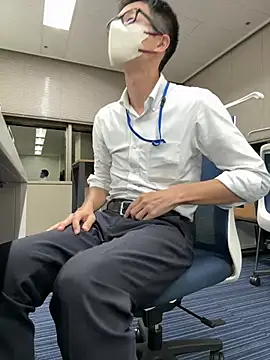 2026/08/21 残業中のオフィスで射精🤫