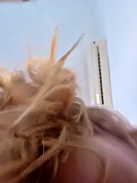 [27 Dec 11:35] DoggyMeOnTheCouch - vídeo de BellaMonella88 modelo de câmara