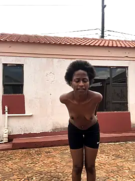 Get naked and open pussy wide outside - vídeo de Caramel102004 modelo de câmara