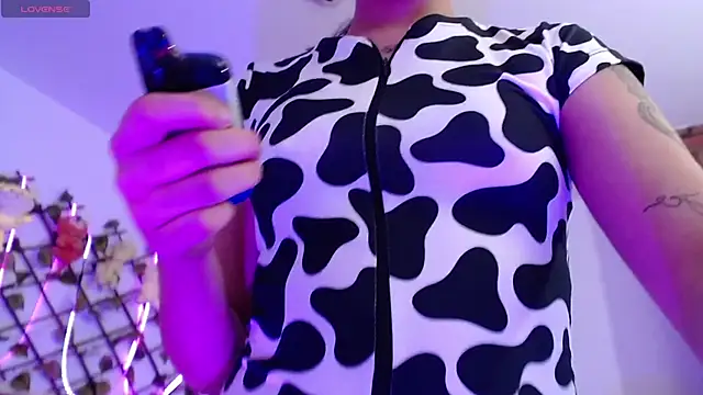 [10 Oct 04:51] Public Show - video by isa_bunny18 cam model