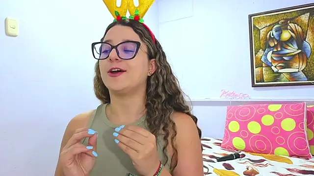 show fingers and domi - video by katiaa_lovv cam model