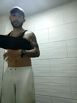 Cum in GYM - video van Kingbigcock23cm cam-model