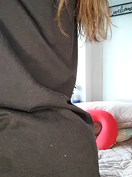 Look at me naked in front of my window, they almost saw me.－カメラキャストのZoe_riivasの動画