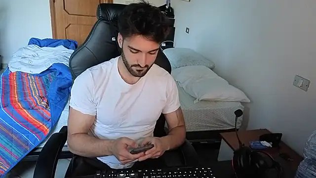 [18 Apr 19:18] Private Show - video by Al3xox02 cam model