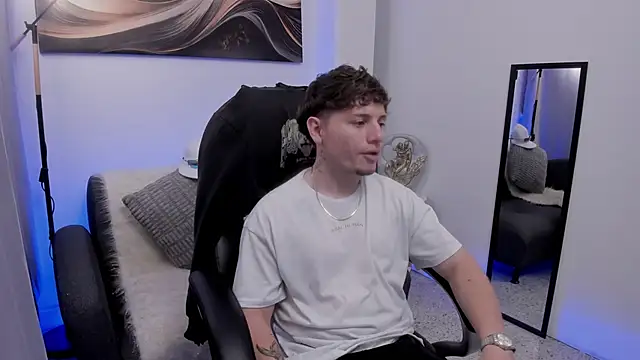 Playing whit my hard cock 🤤🙈 - video by Leoo_Miller cam model