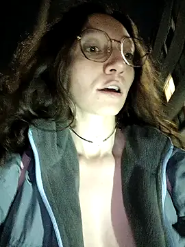 risky game in the street - video oleh model kamera Lucy_colee