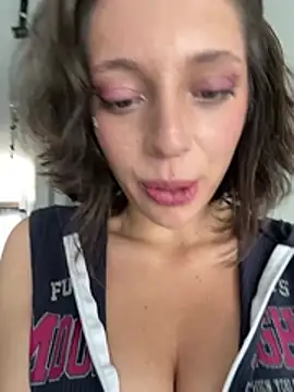 Playing with my wet pussy while hiding from my neighbors 🔥