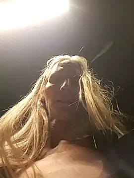 [30 Mar 20:54] Public Show – video od webkamerové modelky Cheryl_F