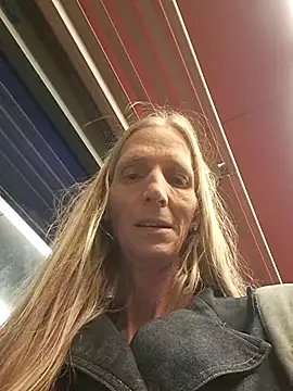 Running naked with tied tits at the train station - 視頻由 Cheryl_F 主播提供