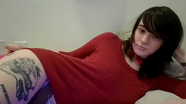 [26 Oct 05:44] Public Show - video av Trickylucy555 cam model