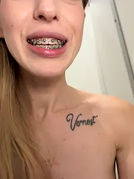 SQUIRT IN MEN’S ROOM ON FLOOR OUTSIDE DOOR - video by kira_mia cam model