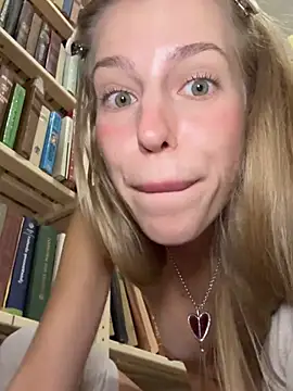 DILDO RIDE ON BOOK IN LIBRARY 📚😱 - סרטון של kira_mia, דוגמן/ית מצלמה