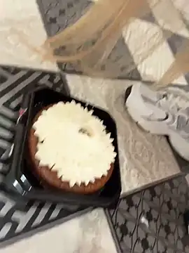 SQUIRT ON B-DAY CAKE 🎂 +EAT AFTER 🎊
