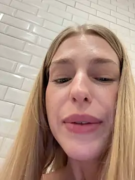 2 STRANGERS MAKE ME SQUIRT - kira_mia adlı kamera modelinin videosu