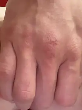 STRANGER FINGERING & SQUIRT ON HIS HAND - vídeo de la modelo de cam kira_mia