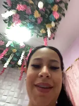 I undress completely to suck my feet and show you part of my body - video by PaulaCruz01 cam model