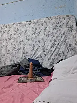 Mamando dildo rico y humeando - video van 666Daemon666 cam-model