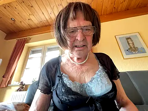 [30 Jul 15:21] Public Show - video by Dorle45 cam model