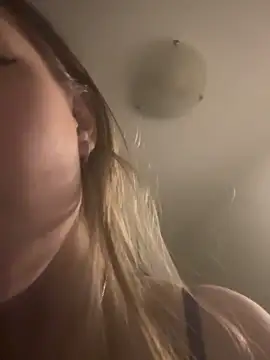 Try broom in pussy - vídeo de la modelo de cam elliepixie