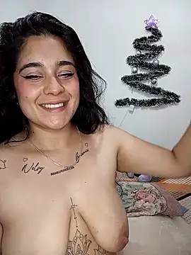 It feels so good to suck my man's cock, have him play with my ass and then fuck me.－カメラキャストのSolecitos_111の動画