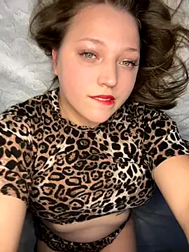 [26 Nov 00:25] Public Show - video by HalvedHunk cam model