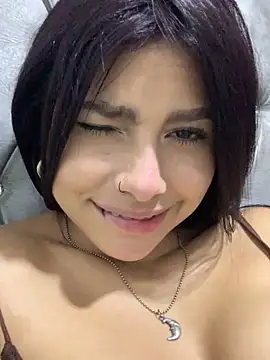 Masturbating at my house - video di Kim_Luna1 modella di cam