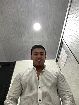 Out Dick  in bath 🤫🤫 - vidéo du modèle de showcams Chris_Clarck