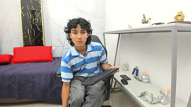 pvt show of feet - video by Zoro_V cam model