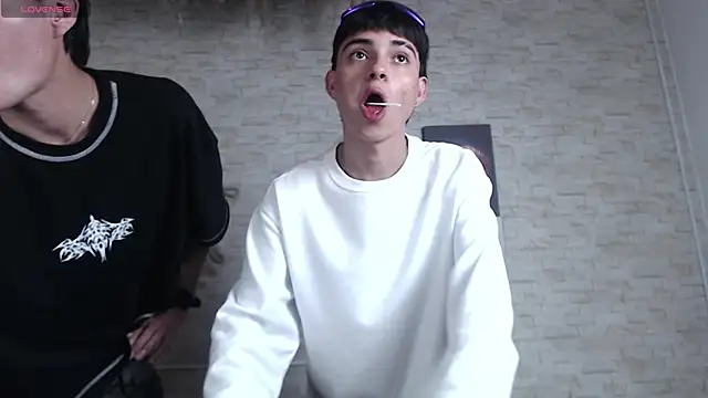 SUCK DICK - vidéo du modèle de showcams axel_milo_kairo_and_noa