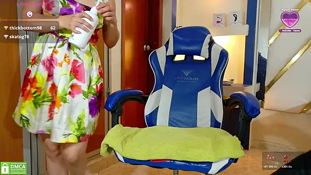 She wanted to play with my hand inside her pussy, so I helped her - video by danna_thiago1 cam model