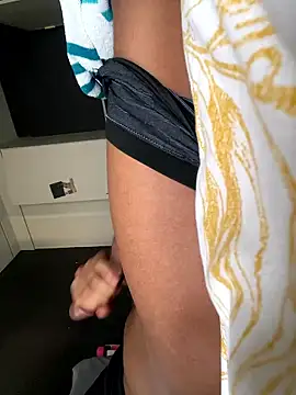 [18 Jan 15:36] Public Show - video by lightskiin_thug cam model