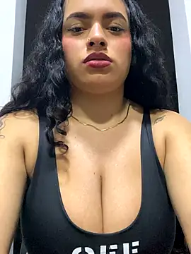 Fingering pussy in the office – video af Ambar85 cam-model