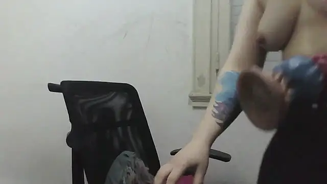 Chupandolo rico, dedos squirt y squirt con dildo me arrodillo y pido lechita (crema en la carita) - video van Darkytah cam-model