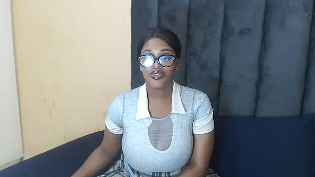 DILDO SUCK AND STRIP – video modela na kameri SexyHarleyBlack