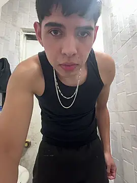 oil on my body - vidéo du modèle de showcams Johan_stick