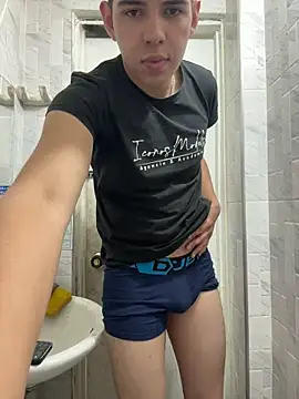 naked squats 🥵 - vidéo du modèle de showcams Johan_stick